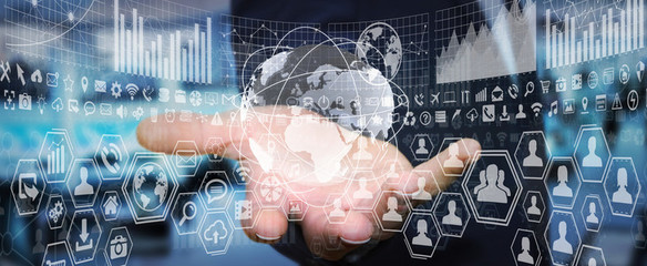 圖形設(shè)計師在黑暗工作室中利用觸摸屏面板制作草圖